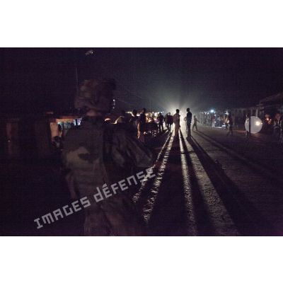 Patrouille à pied de nuit du SGTIA  Rouge du GTIA Picardie dans la ville de Bangui.