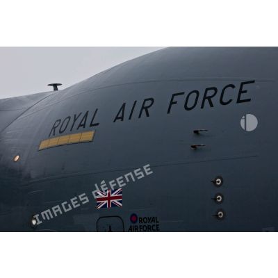 Fuselage d'un avion-cargo Douglas C-17 de la Royal air force (RAF) sur la base aérienne (BA) 105 Evreux-Fauville.