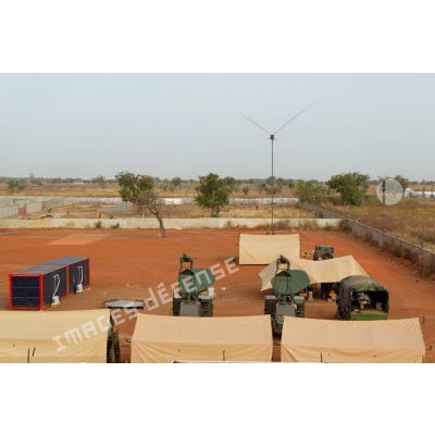 Les installations satellitaires du 28e RTrs (régiment de Transmissions) à l'aéroport de Bamako assurent la liaison de la force avec la France.