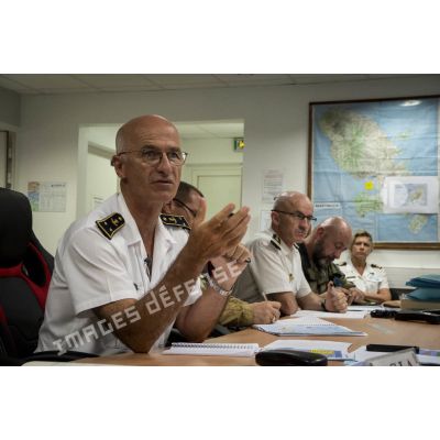 Le contre-amiral René-Jean Crignola dirige un briefing au centre opérationnel installé à Fort Desaix, en Martinique.