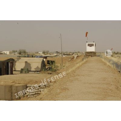 Poste de surveillance en mirador à proximité du tarmac de la piste du camp Croci à Abéché.