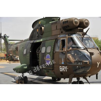 Sur l'héliport d'Abéché, un hélicoptère Puma SA-330 aux couleurs de l'EUFOR avec au second plan un hélicoptère Gazelle.