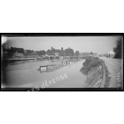Vic-sur-Aisne, Aisne, pont de péniches de Hors à côté de Vic-sur-Aisne. [légende d'origine]