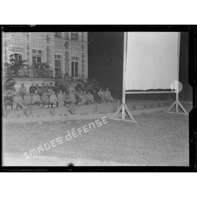 Verberie, Oise, séance de cinéma en plein air devant l'état-major de la 3e armée. [légende d'origine]