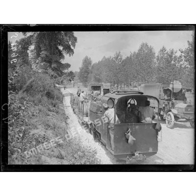 Route de Bray à Fontaine-les-Cappy (Somme). Convois et trains d'obus. [légende d'origine]