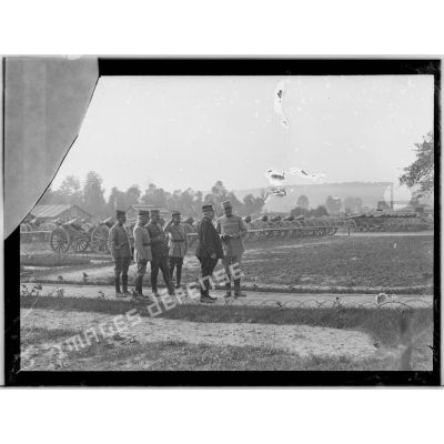 [La Neuville-Sire-Bernard, Somme. Le général Joffre visite un parc de réparation et de formation du Groupe Armée du Nord (GAN).]