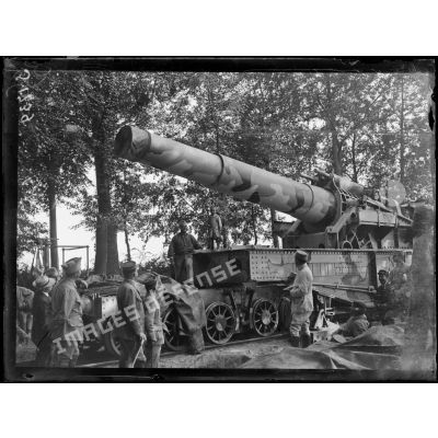 Etelfay (Somme), 1er août 1915. Mise en batterie d'un canon de 400. [légende d'origine]