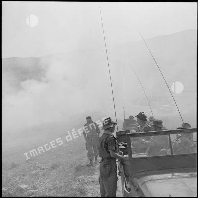 Arrêt du convoi du 3e régiment étranger d'infanterie (REI) auprès d'un champ incendié, région de Constantine.