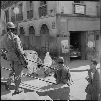 Patrouille de tirailleurs sénégalais à l'entrée de la Casbah d'Alger.