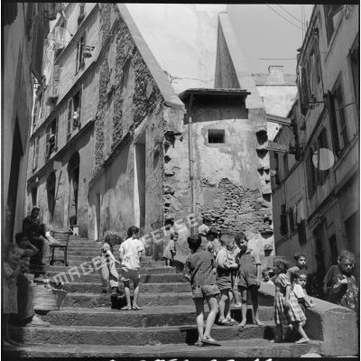 Les enfants du quartier de la Casbah jouant dans la rue.