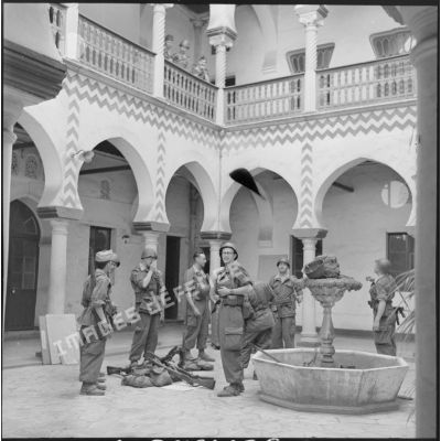 Une section de la 4e compagnie du 9e régiment de zouaves (RZ) dans un immeuble de la Casbah à Alger.