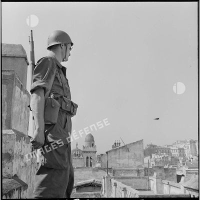 Soldat du 9e régiment de zouaves (RZ) en surveillance lors de contrôle à Alger.