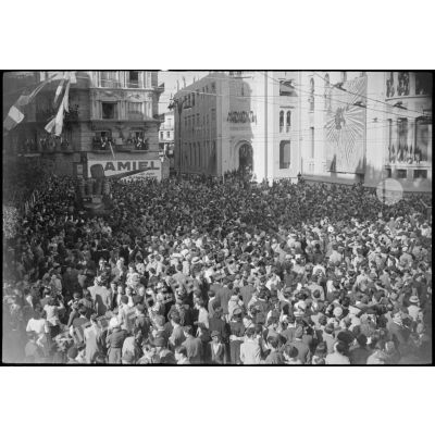 Manifestation de la population civile à Alger, à la suite de la libération du 8 mai 1945.