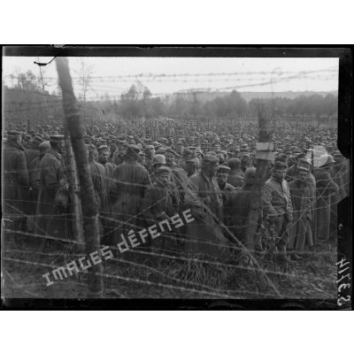 Saint-Félix près Vaubuin (Aisne). Prisonniers allemands au camp d'arrivée. [légende d'origine]