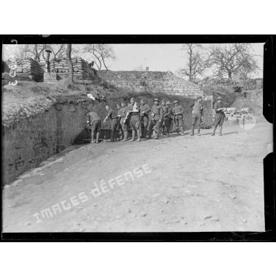 Celles-sur-Aisne (Aisne). Soldats américains faisant leur toilette. [légende d'origine]