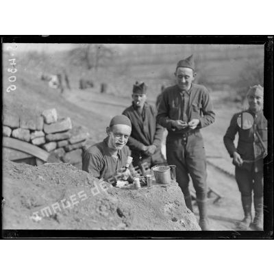 Celles-sur-Aisne, soldat américain se faisant la barbe à l'entrée d'un abri. [légende d'origine]