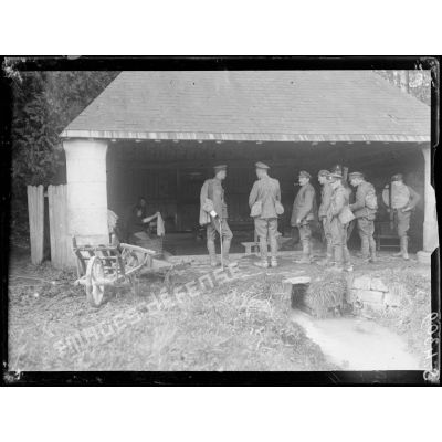 Longpont (Aisne). Soldats anglais près du lavoir. [légende d'origine]