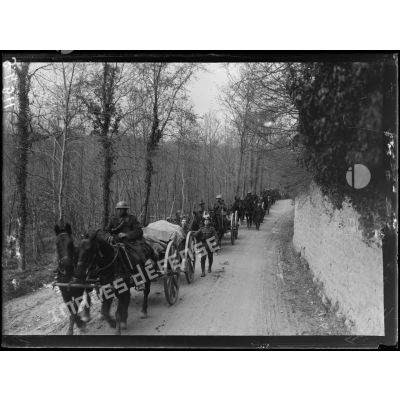 Route de Villers-Cotterêts (Aisne). Troupes anglaises allant au repos. [légende d'origine]