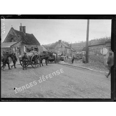 Coeuvres (Aisne). Troupes anglaises allant au repos traversant le village. [légende d'origine]