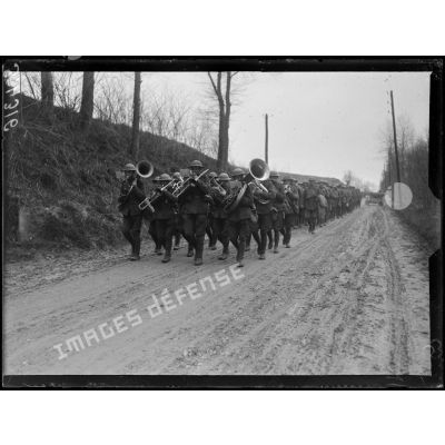 Route de Villers -Cotterêts (Aisne). Infanterie anglaise revenant des lignes, musique en tête. [légende d'origine]