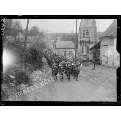 Route de Villers -Cotterêts (Aisne). Troupes anglaises allant au repos traversant un village près de Coeuvres. [légende d'origine]