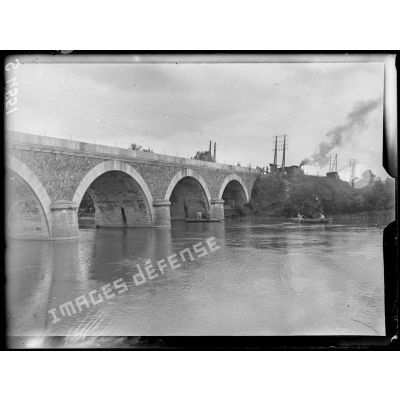 Nanteuil-sur-Marne (Seine-et-Marne). Le pont du chemin de fer, au centre, le génie minant une arche. [légende d'origine]