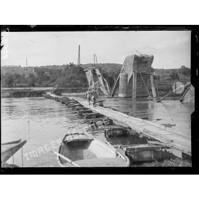 Azy (Aisne). Le pont détruit et la passerelle. [légende d'origine]