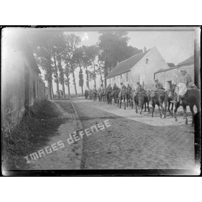 Le Mesnil-Amelot (Seine-et-Marne). Le 11ème Hussards de la 2e DC qui a barré la route de la Ferté-Milon aux allemands. [légende d'origine]