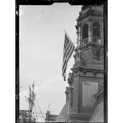 Paris. Le drapeau américain offert par la ville de Philadelphie est hissé sur l'hôtel de Ville. [légende d'origine]