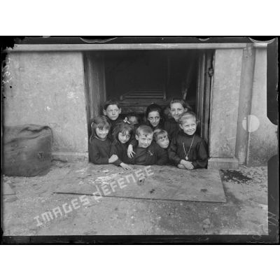 Audenarde, Belgique. Enfants à l'entrée d'une cagna où ils habitaient pendant le bombardement. [légende d'origine]