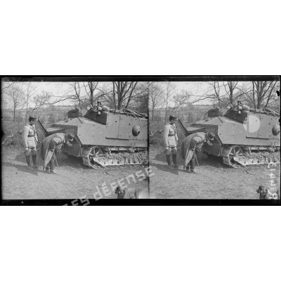 Gouy-les-Groseillers (Oise). Les tanks, retour de l’attaque du 18-4. M. Breton, sous-secrétaire d’état au ministère des inventions, examinant le blindage du char 273. [légende d’origine]