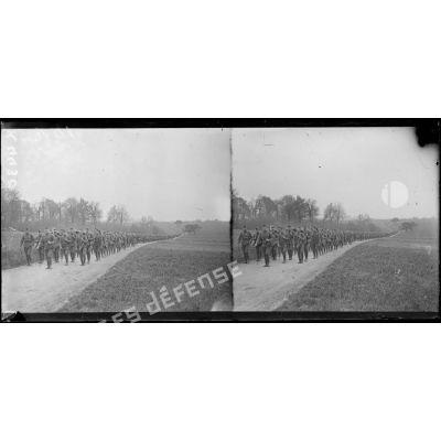 Près de Noyers-Saint-Martin (Oise), le défilé du 28e régiment d'infanterie américaine. [légende d'origine]