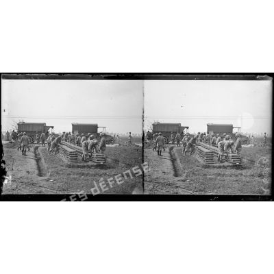 Rumigny (Somme), établissement d'un dépôt de munitions, déchargement des obus. [légende d'origine]