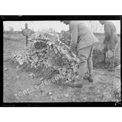 Route de Breteuil à Flers (Somme). Tombe d’un mitrailleur au cimetière d’Esquennoy. [légende d’origine]