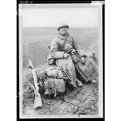 Chasseur à pied du 19e Bataillon descendant des lignes, près d'Esquennoy, route de Breteuil à Flers (Somme).
