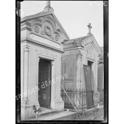 ImagesDéfense Offoy (Somme). La chapelle mortuaire de la famille