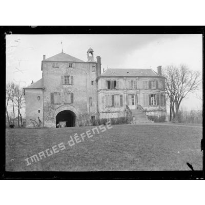 Château de la Faloise (Somme) vu de la pelouse, poste de commandement du général Mangin. [légende d’origine]