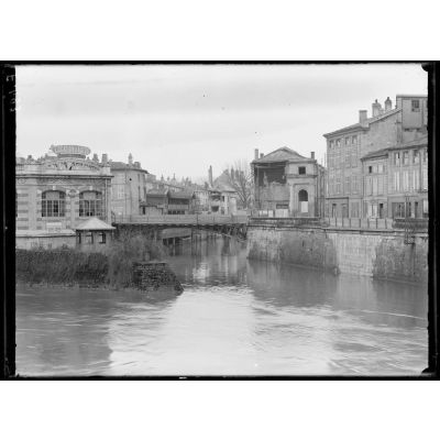 Verdun, Meuse, la bibliothèque municipale détruite par le bombardement et la brèche du quai du théâtre. [légende d'origine]