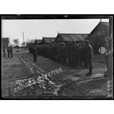 Les Russes au camp de Mailly, russes rassemblés devant les baraquements pour aller chercher la soupe aux cuisines. [légende d'origine]