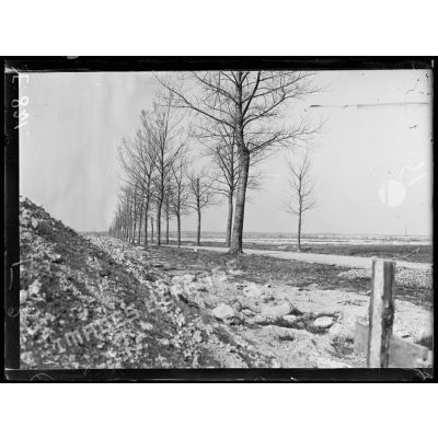 Région d'Aubérive sur Suippes. La route conduisant à Auberive. A droite les tranchées allemandes de 1e ligne. Au fond, à gauche, premières maisons d'Auberive. [légende d'origine]