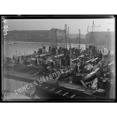 Port de Cherbourg. Bassin Napoléon. La base des torpilleurs de la défense mobile de la Manche. [légende d'origine]