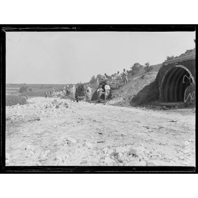 Ravin d'Harbonnières (Somme). Construction d'un abri pour munitions (22.6.16). Ensemble du chantier. [légende d'origine]