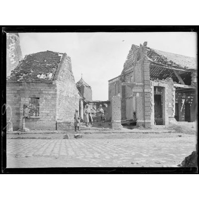 Lihons (Somme). Maisons en ruines (24.6.16). [légende d'origine]
