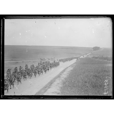 Route de Cerisy-Gailly à Morcourt (Somme). Régiment d'infanterie coloniale se rendant aux premières lignes (5.7.16). [légende d'origine]