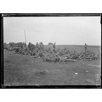 Lamotte en Santerre (Somme). Prisonniers arrivant au camp. [légende d'origine]