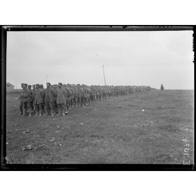 Lamotte en Santerre (Somme). Colonne de prisonniers arrivant au camp. [légende d'origine]