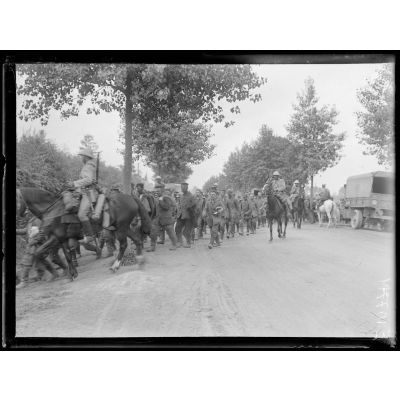 Près de Lamotte-en-Santerre. Sur la route de Foucaucourt à Lamotte-en-Santerre. Colonne de prisonniers se rendant au camp. [légende d'origine]