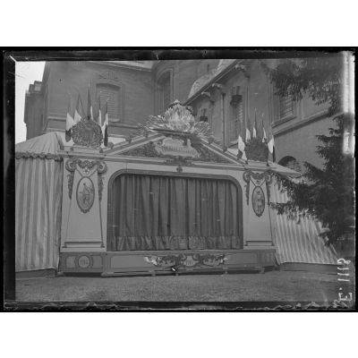 Cour des Invalides. Le théâtre au front, scène démontable et transportable par camion auto due au peintre Georges Scott. [légende d'origine]