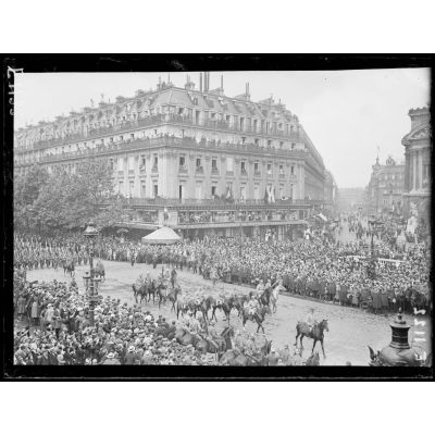 Paris, 14 juillet 1916. Défilé place de l'Opéra. [légende d'origine]