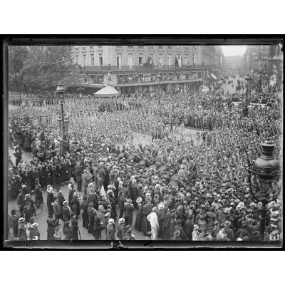 Paris, 14 juillet 1916. Défilé place de l'Opéra. [légende d'origine]